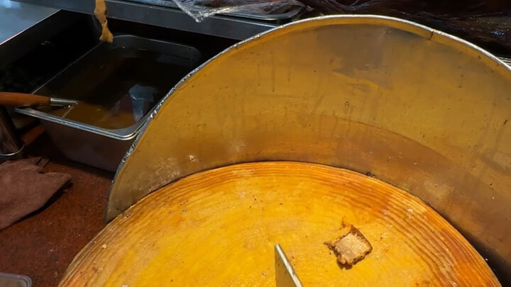 بعض المتابعين يقولون إن اللحوم المشوية غير صحية وما إلى ذلك، لكنني أرى أنها جيدة جدًا. صحيح أن العم 