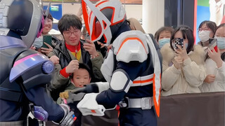 You Kamen Riders have some sense of boundaries! How to steal a child’s watch!