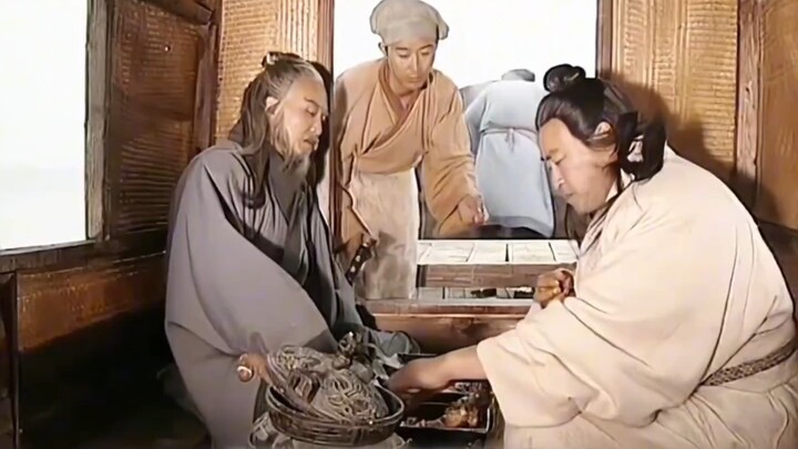 พ่อครัวอุตส่าห์ทุ่มเททำปลาสามตัว แต่เจ้านายยังไม่ทันลิ้มรสว่าเค็มหรือจืด พ่อครัวก็รู้ทันทีว่าชีวิตขอ
