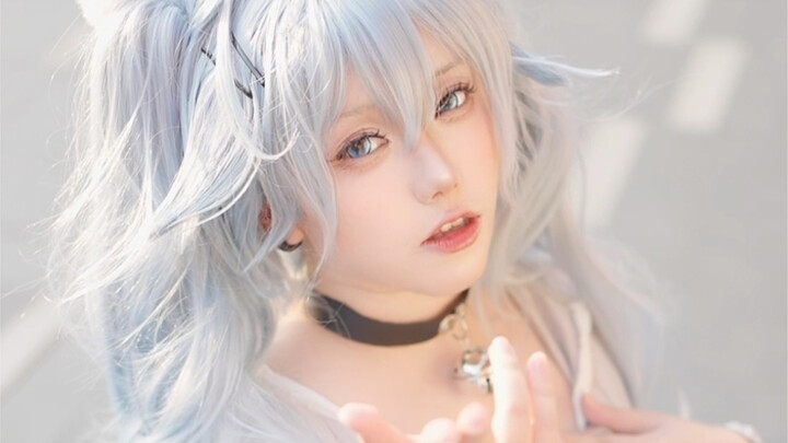 Mặc cosplay đi ra ngoài thì giấu điện thoại ở đâu?