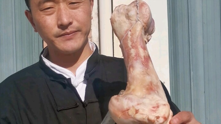 Có người nghi ngờ video đập xương bò: nếu không có thịt bảo vệ thì làm sao đập gãy được; lại còn ngh