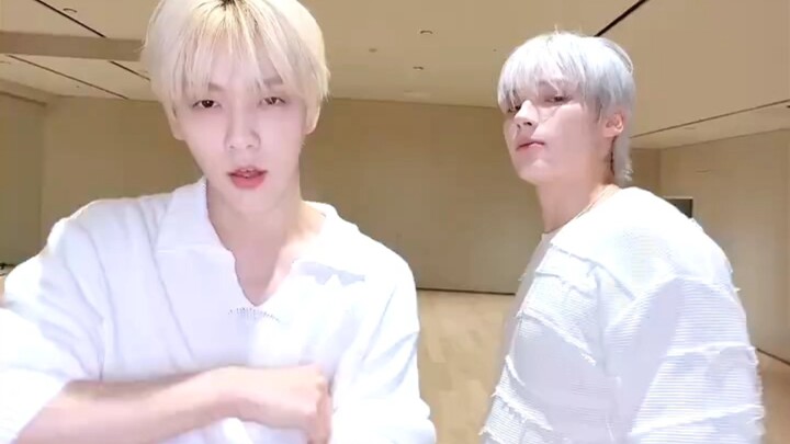 صودا بوب تشا وصلت! الثنائي تشوي سو بين وهيو نيون كاي بلونَي الشعر الذهبي والفضي يناسبان هذا الأسلوب 