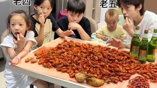吃个小龙虾都得斗智斗勇，真就一眼没啊！