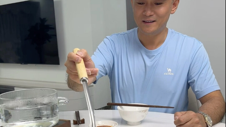 ความอร่อยที่ซ่อนอยู่ในกระบอกไม้ไผ่! ตั๊กแตนหนอนไม้ไผ่ลวกน้ำจิ้มหม่าล่า🍲 รสชาติธรรมชาติจากขุนเขาแค่คำ