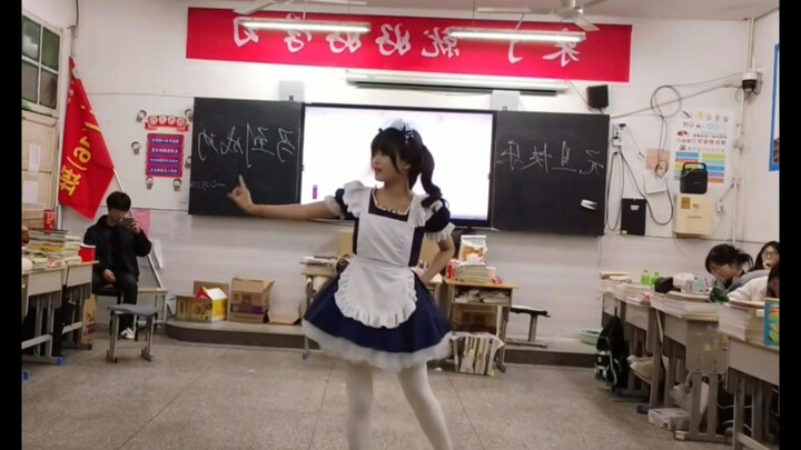 SMA Putri di Tiongkok: Loop Cinta “Seragam Pelayan/Stocking Putih” pada Malam Tahun Baru | Siswa SMA