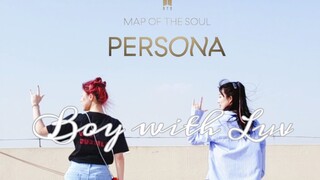 Tarian Boy with luv dalam berbagai adegan ditampilkan ulang, anginnya sangat kencang hingga tidak in