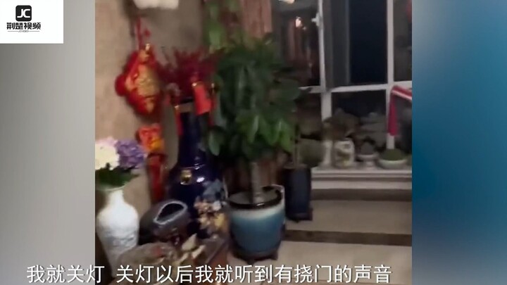 Người đàn ông tưởng có một chú chim nhỏ bay vào nhà, còn rất vui mừng, định mở cửa sổ cho nó bay ra.