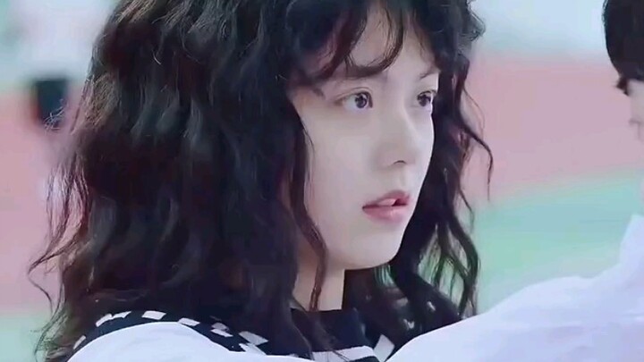 Tôi không thích ai chạm vào mình, nhưng với riêng bạn thì khác — yêu là yêu một cách công khai, chẳn