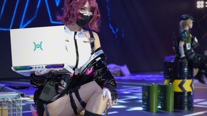 Delta cosplay’s height is insane! The scene was completely dominated by the Honor gaming laptop #Hon