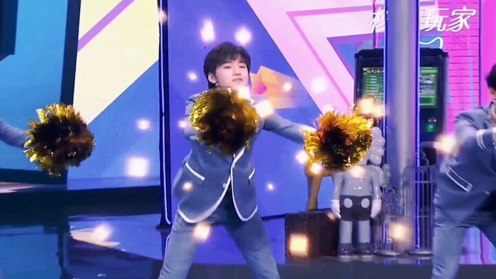 TFBOYS tampil dengan tarian pembuka berjudul “We’re All in This Together”