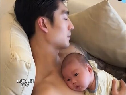 พ่ออุ้มลูกกล่อมจนตัวเองหลับไป แม่ถึงกับทึ่งอีกครั้งกับความหล่อของพ่ออีกแล้ว