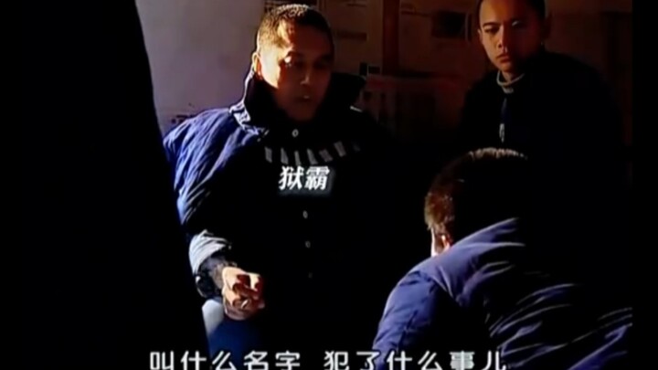 สุดท้ายแล้ว ไอ้ตัวใส่แว่นนี่หักหลังหัวหน้าแก๊ง คิดจะฉกเงินหนีไป แต่โดนหัวหน้าจับได้ เลยถูกด่าเอาว่า 