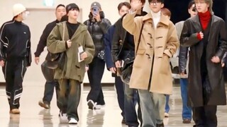 【SEVENTEEN】231119 مطار المغادرة، عرض أزياء معطف الرياح للعمّات!