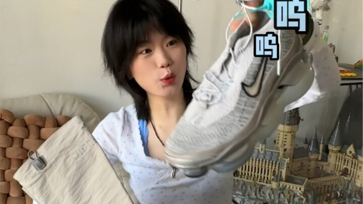 รองเท้าคู่นี้ผสมผสานสไตล์ต่างๆ เข้าไว้ด้วยกันเล็กน้อย