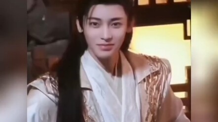 Chỉ cần nhìn biểu cảm là đã thấy đáng yêu đến ngất rồi～ “Khi sao nhìn thấy ống kính của fan đứng chờ