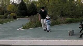 厉害了！数一下滑板小娃娃下了几节台阶 ！