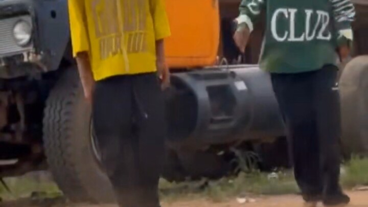 شوف كيف احترقت قدم الطفل لدرجة إنو راح يرقص ويحرك يديه ورجليه لدرجة أن سرواله طار!