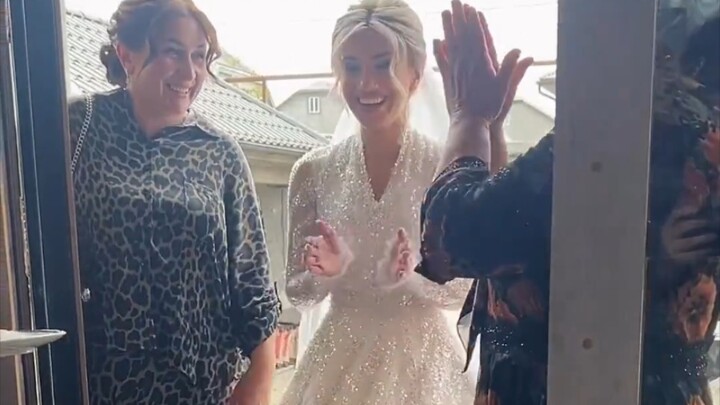 Adat pernikahan gadis Rusia: sebelum memasuki rumah, piring dibanting hingga pecah