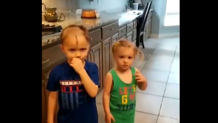 哥哥翻出了推子承包了整个家庭的理发工作，回家后的妈妈感动到落泪