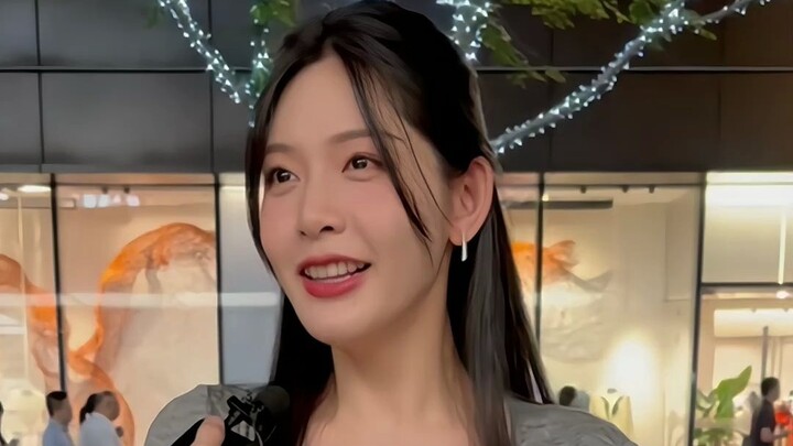 Siswi Muda yang Menjadi Guru Bahasa Inggris