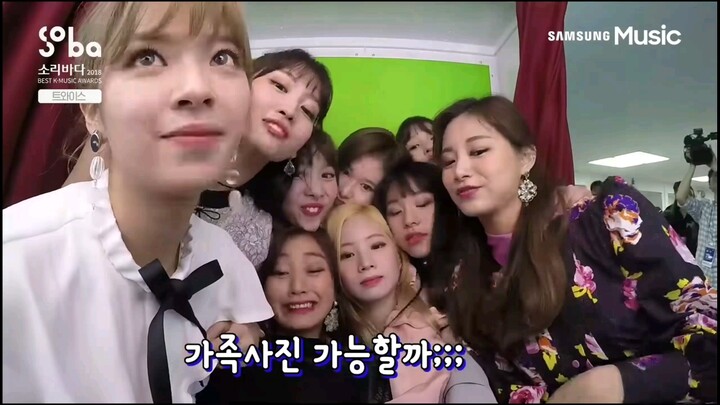 ITZY: Các chị 9 người làm sao chụp ảnh tự sướng được nhỉ? Lim Nayeon: Chúng em thậm chí còn có thể c