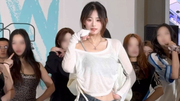 Belajar dadakan 5 menit sebelum tampil—kalau lupa gerakan, aku cuma bisa ketawa begini.