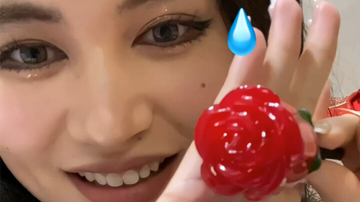 Nhận được thỏi son xinh xắn trị giá 6 tệ do cô em hàng xóm 8 tuổi tặng!