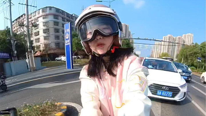 รู้ไหมว่าทำไมฉันถึงใส่หมวกกันน็อกแบบครึ่งใบ?