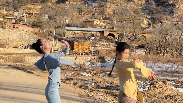 สาวๆ วงเกิร์ลกรุ๊ปจากที่ราบสูงดินเหลืองภาคตะวันตกเฉียงเหนือในมุมมองบุคคลที่หนึ่งมาแล้วตามคำเรียกร้อง