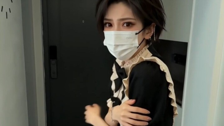 It seems Xiao E still can’t get used to switching identities—now it’s really hard to tell who’s the 