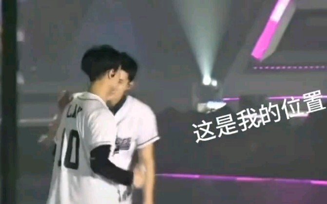 【EXO/จางอี้ซิง/อู๋ซื่อฮุ่น/โดคยองซู】เมื่อมีคนยืนผิดที่