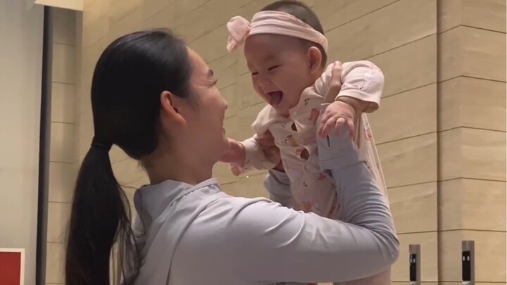 لحظة تعرّف الطفل على أمه، ابتسامتها جعلتني أشعر أن كل ما بذلته كان يستحق العناء!