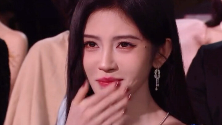 Khi nghe tin “Thời Đại Phong Tuấn phá sản”, Cúc Tịnh Y cũng không nhịn nổi cười; fan: “Chẳng có nghĩ