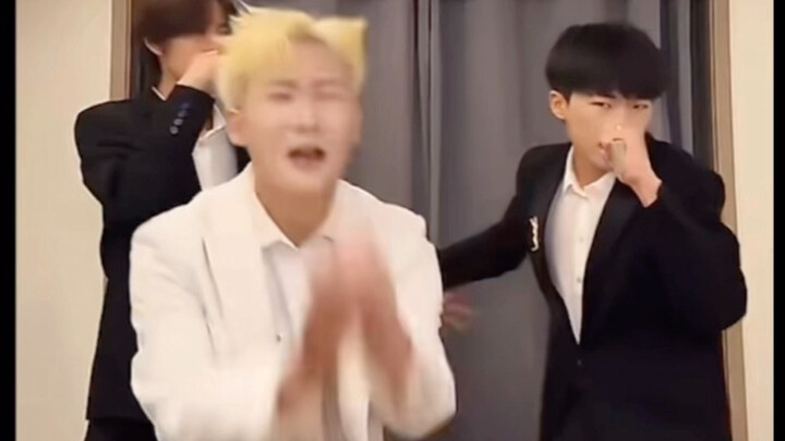 لم يُقرّر المشرف الفائق حظر وانغ بيان نيو إلا بعد دقيقة كاملة من مشاهدة صراخه!