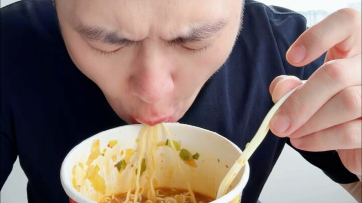 กินบะหมี่สำเร็จรูปสามวัน วันละสามมื้อ มื้อละหนึ่งซอง!