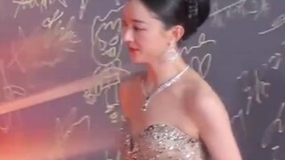 หวางอี้ป๋อและจ้าวลี่อิงในงาน "2025 Weibo Night" ถ้าคุณชอบก็ถือว่าเป็นสไตล์เดียวกันเถอะ...