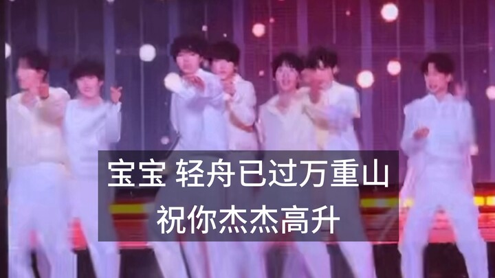 “Là Em” là sân khấu kiểm tra yêu thích nhất của tôi dành cho Vương Lỗ Kiệt. Không ngờ lần này trong 