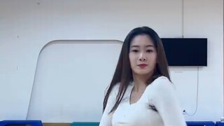 When Wanpen Mommy dances Tired of Love, she takes students to experience the culture together