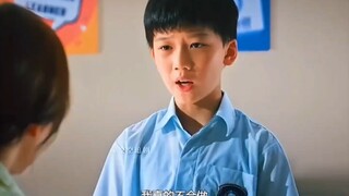 为了让自己的同学不挨打，男孩每次考试都会故意错题