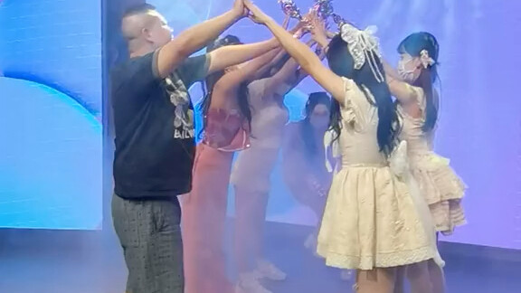 Kakak laki-laki begitu gagah, si kakak perempuan jadi malu-malu.