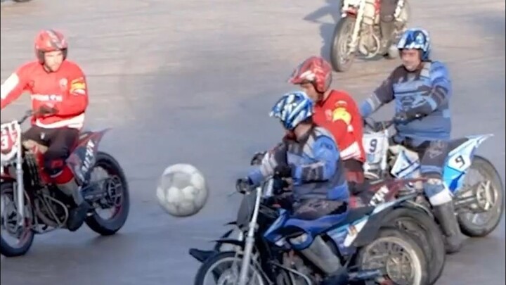 Olahraga yang konyol tapi keren ini disebut Motorball, dan aturannya hampir sama dengan sepak bola t