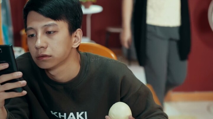 أمه تمنعه حتى من أكل العصيدة والكعك البخاري بعد رسوبه في امتحان القبول الجامعي، لكن تغيير واحد في حي