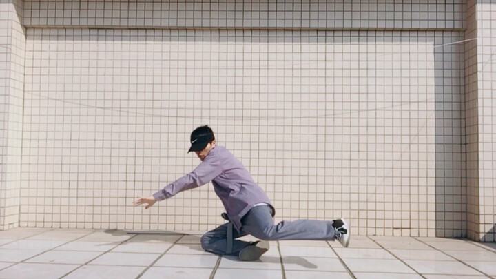 หนุ่มคนนี้สอนเทคนิคการเต้นสตรีทแดนซ์แบบ Big Move Leg Swing อย่างละเอียด ซึ่งผู้เริ่มต้นสามารถเรียนรู