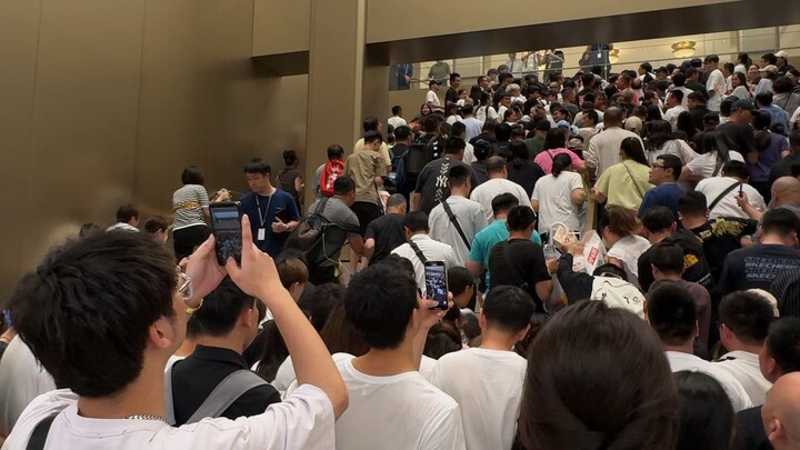 แย่งซื้อหัวเว่ย 3 จอพับสุดบ้าคลั่ง! กลุ่มคนพุ่งขึ้นไปพร้อมกัน แบบนี้น่ากลัวว่าจะเกิดอุบัติเหตุจริงๆ…