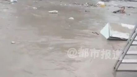 Wife Swept Away by Floodwaters—Husband Who Can’t Swim Jumps into the River to Save Her! Wife: “I’d M