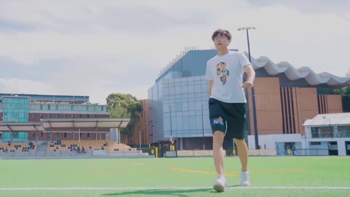Male blogger imitates Zhang Yuanying's spinning in circles and controls his classmates for 20 second