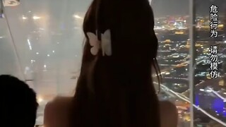 美女在迪拜美美地拍照，结果毯子打滑整个人摔倒在平台上