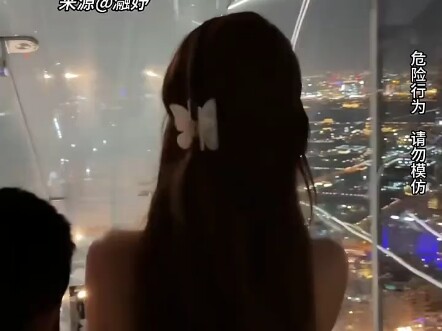 美女在迪拜美美地拍照，结果毯子打滑整个人摔倒在平台上