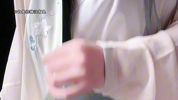 لدي إبريق من نبيذ لينغلونغ، القمر الجبلي وسادتي، والندى الخفيف غطائي، أقوم بتدفئة إبريق من الذكريات 