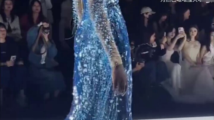 Reba borrowed this dress, looking forward to Amul's new materials